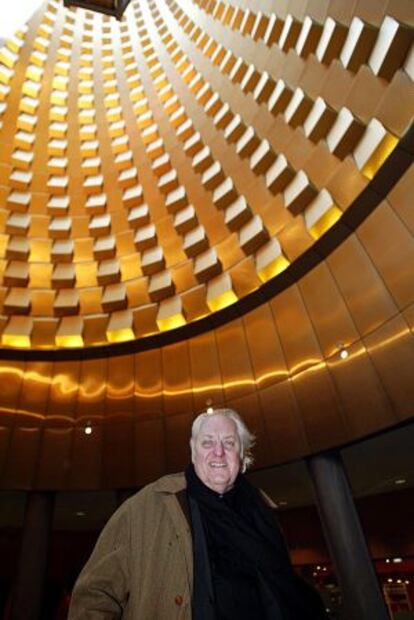 El arquitecto Hans Hollein, junto a uno de sus edificios en Vulcania.