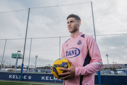 Roberto Fernandez, delantero del Espanyol, en la ciudad deportiva Dani Jarque.