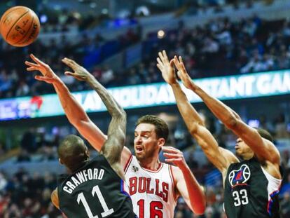 Gasol, entre Crawford y Johnson.