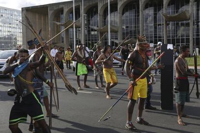 Los líderes indígenas protestan contra el gobierno del presidente Michel Temer.