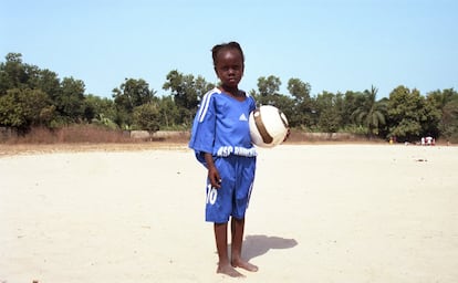 Una niña del club de fútbol Kadjokor, en el pueblo Boucotte (Casamance) juega los fines de semana que puede. Muchas niñas no pueden asistir a los entrenamientos o tienen que dejar de jugar al fútbol para ayudar a sus madres con el trabajo doméstico. 
