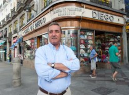 Javier Llerandi, uno de los dueños, el la tienda ubicada en la Puerta del Sol.
