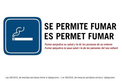 Cartel propuesto por la Federación de Hosteleros para permitir que se fume. El texto está escrito en castellano y catalán / valenciano.