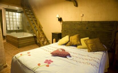 Habitación de la casa Amapola, en el establecimiento rural Rincón de Monasterio (Guadalajara).