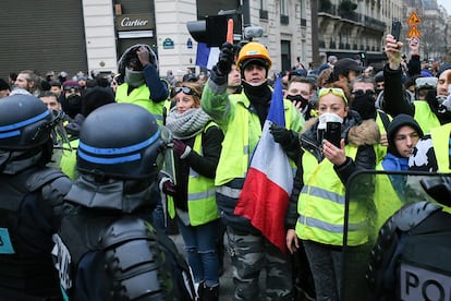 Una de las imágenes de las protestas frente a la tienda de Cartier en los Campos Elíseos.