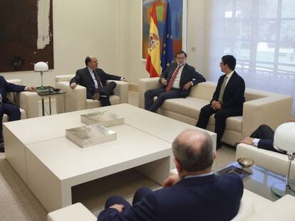 El presidente Mariano Rajoy conversa con Freddy Guevara (sentado en el mismo sof&aacute; a su izquierda) y con otros diputados venezolanos.