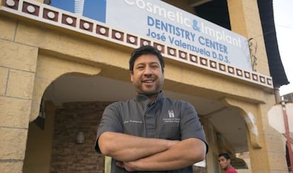 José Valenzuela, ante su clínica dental en Los Algodones, Baja California.