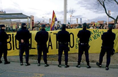 Cerca de doscientas personas han formado hoy una cadena humana frente al Palacio de Congresos de Sevilla con motivo de la reunión de los ministros de Energía de la UE para reclamar una política energética y medioambiental "ambiciosa y decidida" contra el cambio climático.