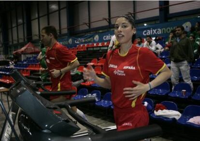 Cristina González recorre junto a su entrenador 120 kilómetros en una cinta, el pasado viernes durante la Vilagarcía Basket Cup.