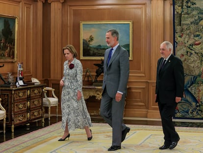 El rey Felipe VI (en el centro) junto a la presidenta del Tribunal Europeo de Derechos Humanos, la irlandesa Siofra O'Leary (izquierda) y el presidente del Tribunal Constitucional, Cándido Conde-Pumpido (a la derecha), durante su encuentro este jueves en el Palacio de la Zarzuela.