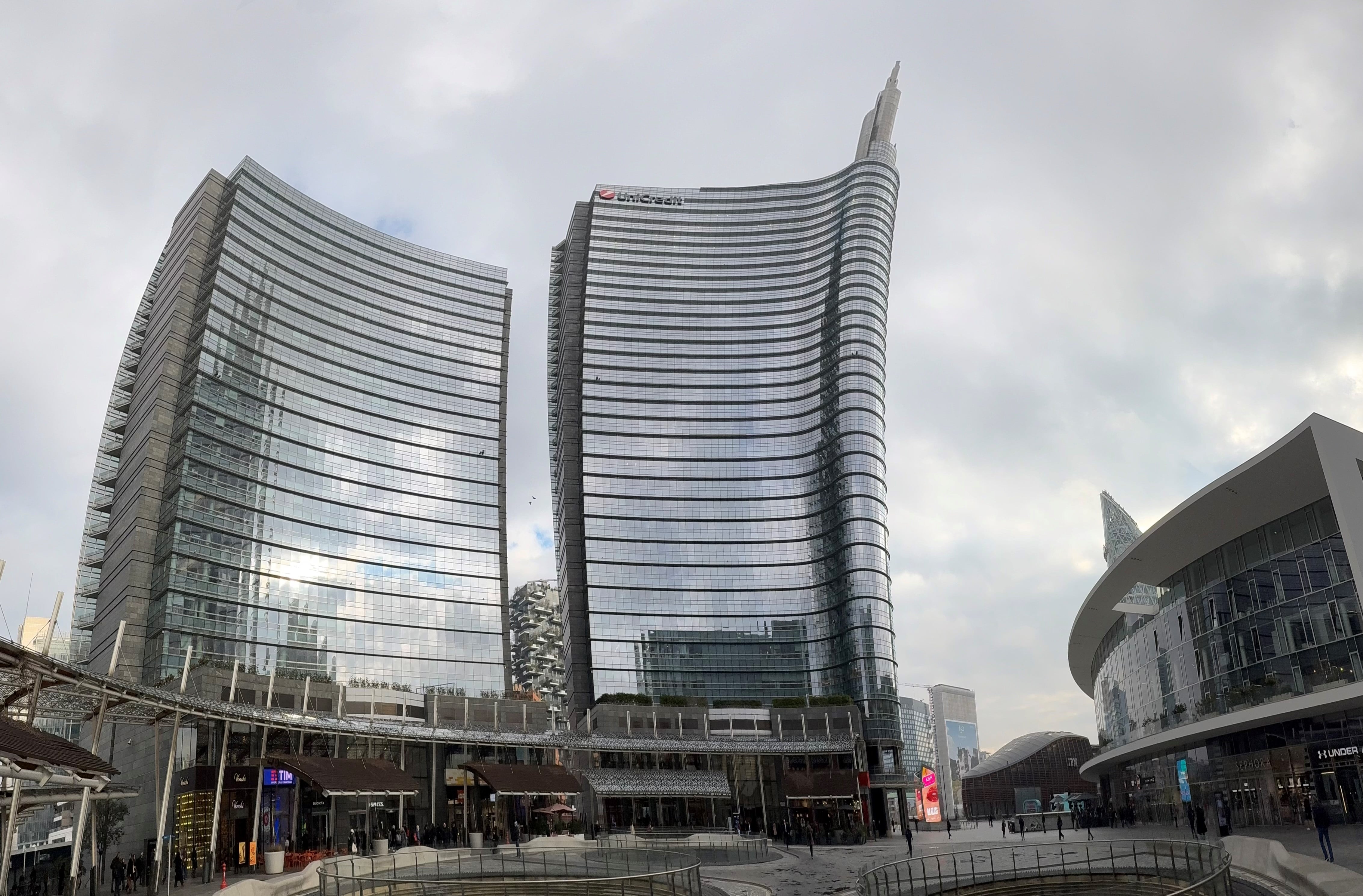 Vista exterior de la sede de UniCredit en Milán.