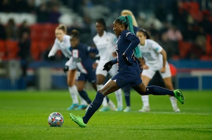 Kadidiatou Diani en el momento de lanzar el penalti para hacer el segundo gol del PSG en el partido contra el Real Madrid