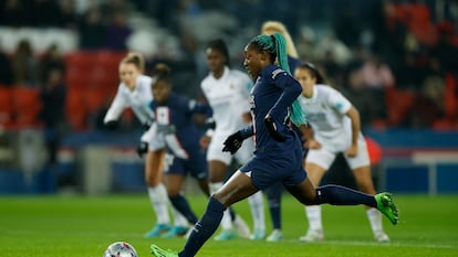 Kadidiatou Diani en el momento de lanzar el penalti para hacer el segundo gol del PSG en el partido contra el Real Madrid, de la fase de grupos de la Champions League, en el Parque de los Príncipes este viernes.