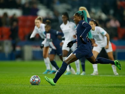 Kadidiatou Diani en el momento de lanzar el penalti para hacer el segundo gol del PSG en el partido contra el Real Madrid, de la fase de grupos de la Champions League, en el Parque de los Príncipes este viernes.