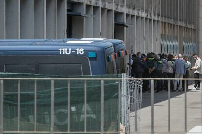 Agents de la Guàrdia Civil i del Cos Nacional de Policia fan cua per vacunar-se.