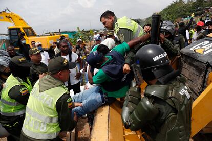 En Colombia, la invasión de tierras es un problema desde hace años. La mayor incidencia de invasiones se registra en el departamento del Cauca, muy cerca de Cali, donde se presenta el 36 % de los casos de acuerdo con información de la Defensoría del Pueblo.