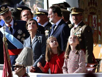Los Reyes y sus hijas, la princesa de Asturias y la infanta Sof&iacute;a, observan la exhibici&oacute;n a&eacute;rea.
