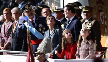 Los Reyes y sus hijas, la princesa de Asturias y la infanta Sof&iacute;a, observan la exhibici&oacute;n a&eacute;rea.