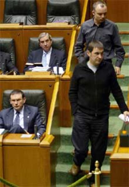 Arnaldo Otegui y Jon Salaberria pasan por delante del 'lehendakari' durante el debate de los presupuestos.