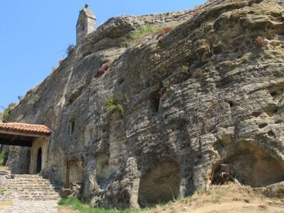 La entrada de la iglesia rupestre de Olleros de Pisuerga.