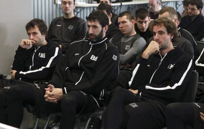 La plantilla del Bilbao Basket durante la rueda de prensa de Gorka Arrinda.