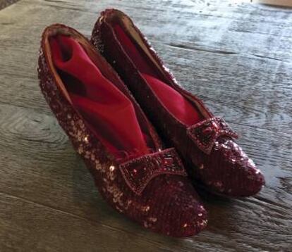 Una réplica de los zapatos de rubíes de la película 'El Mago de Oz', propiedad de Debbie Reynolds.