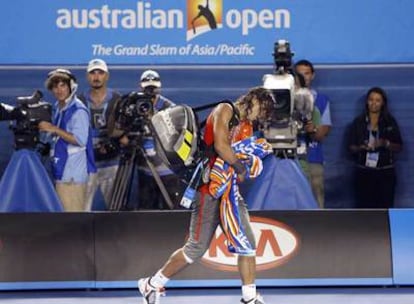 Rafael Nadal se retira abatido de la pista tras la derrota ante Jo-Wilfried Tsonga.