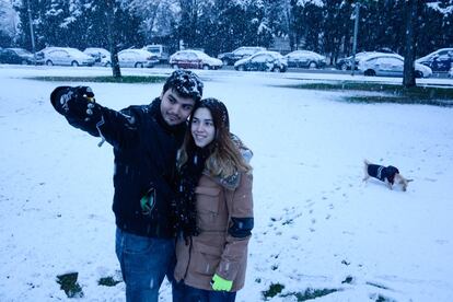 Una pareja se hace una foto en un parque nevado de Lleida