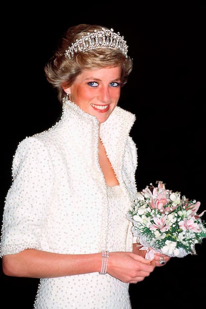 El que lució en los British Fashion Awards de 1989 fue sin duda uno de los más icónicos. Cuajado con miles de perlas, fue diseñado por Catherine Walker, que se inspiró en los cuellos de la época isabelina. La propia Diana lo llamaría "el vestido Elvis". Desde 2006 se encuentra en el Victoria & Albert Museum, aunque también podemos encontrarlo en la muestra actual.
