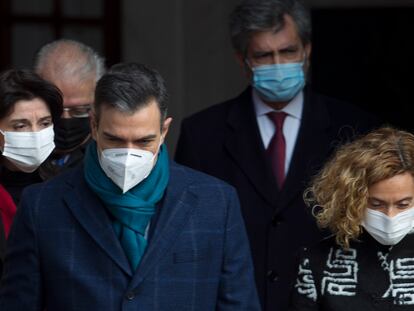 En primer término, el presidente del Gobierno, Pedro Sánchez, y la presidenta del Congreso, Meritxell Batet. Detrás, la presidenta del Senado, Pilar Llop; el presidente del Tribunal Constitucional, Juan José González Rivas, el presidente del Tribunal Supremo y Consejo General del Poder Judicial, Carlos Lesmes.