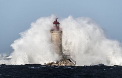 Una ola de grandes dimensiones rompe contra el faro del Puerto de Andratx, en Mallorca, el 4 de marzo de 2016. Todo el litoral de Baleares se encuentra en alerta naranja por riesgo importante ante las olas de 4 a 5 metros que están provocando los fuertes vientos del oeste y suroeste.