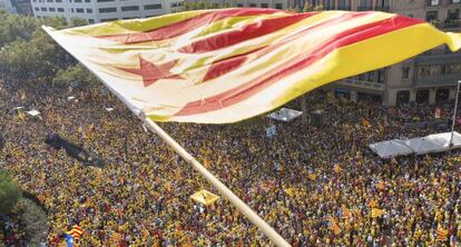 En la Plaza Cataluña decenas de miles de personas exigieron ayer unidad a los partidos soberanistas.