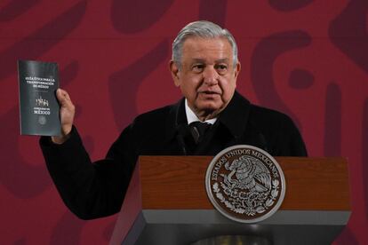 El presidente López Obrador presenta su guía ética.