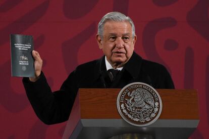 López Obrador presenta la 'Guía Ética para la Transformación de México', el año pasado.