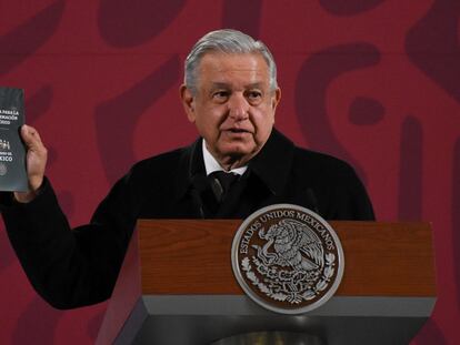 El presidente López Obrador presenta su guía ética.