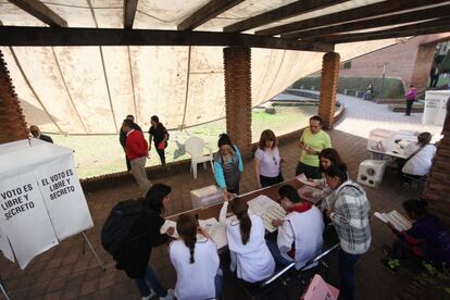 Los mexicanos asisten a las urnas para elegir al gobierno del Estado de México, la entidad más poblada del país. En la imagen, una casilla electoral del municipio de Huixquilucan.