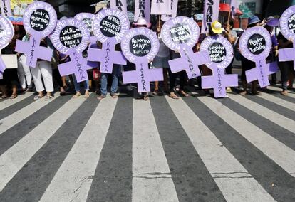 Numerosas personas participan en una marcha organizada por "GABRIELA", una coalición que agrupa a más de 200 organizaciones de defensa de la mujer, en Manila (Filipinas).