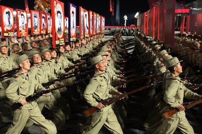 Un desfile militar se lleva a cabo en la Plaza Kim Il Sung en el centro de Pyongyang, capital de la República Popular Democrática de Corea (RPDC), el 27 de julio de 2023.