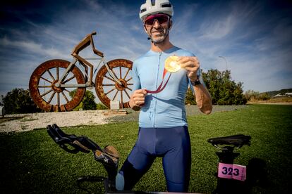 Dani Molina posa, en Guadalajara, con la bicicleta con la que ganó el triatlón en los Juegos Paralímpicos de París 2024