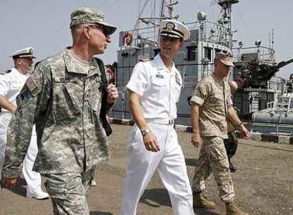 El comodoro John Moore (centro), tras llegar al puerto georgiano de Batumi en el destructor estadounidense <i>McFaul.</i>