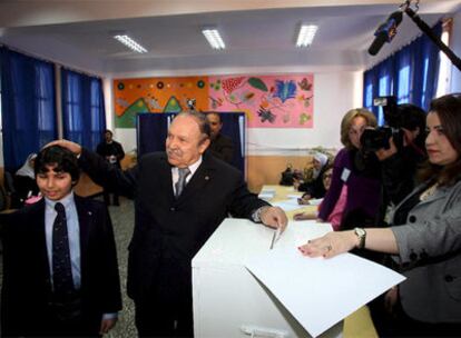 Buteflika vota, acompañado por su sobrino, en un colegio electoral de Argel.