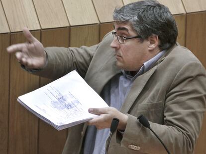 Carlos Aymerich, ayer durante su intervención en el pleno del Parlamento.
