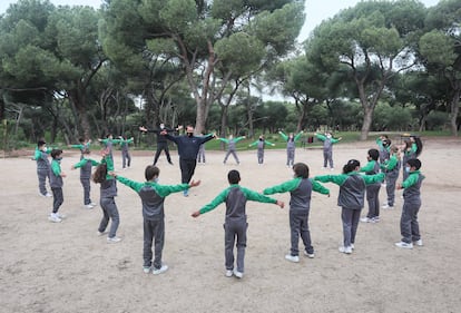 Alumnos de cuarto de primaria del colegio Escuelas Santísimo Sacramento realizan su clase de gimnasia en el parque de la Dehesa de la Villa al haber convertido el gimnasio en un aula durante la pandemia.