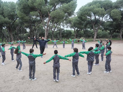 Alumnos de cuarto de primaria del colegio Escuelas Santísimo Sacramento realizan su clase de gimnasia en el parque de la Dehesa de la Villa al haber convertido el gimnasio en un aula durante la pandemia.