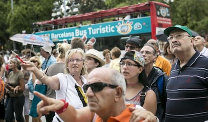 Un grup de turistes contempla la Sagrada Família.