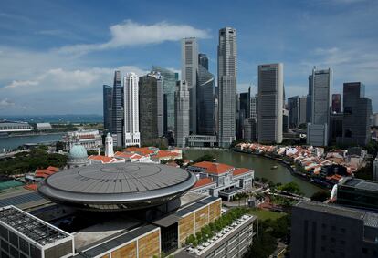 Vistas del 'skyline' y del Tribunal Supremo de Singapur.