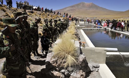 Un grupo de militares bolivianos monta guardia frente a un cauce del río Silala, en la frontera entre Bolivia y Chile