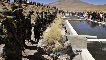 Un grupo de militares bolivianos monta guardia frente a un cauce del río Silala, en la frontera entre Bolivia y Chile, durante un acto en marzo de 2013.