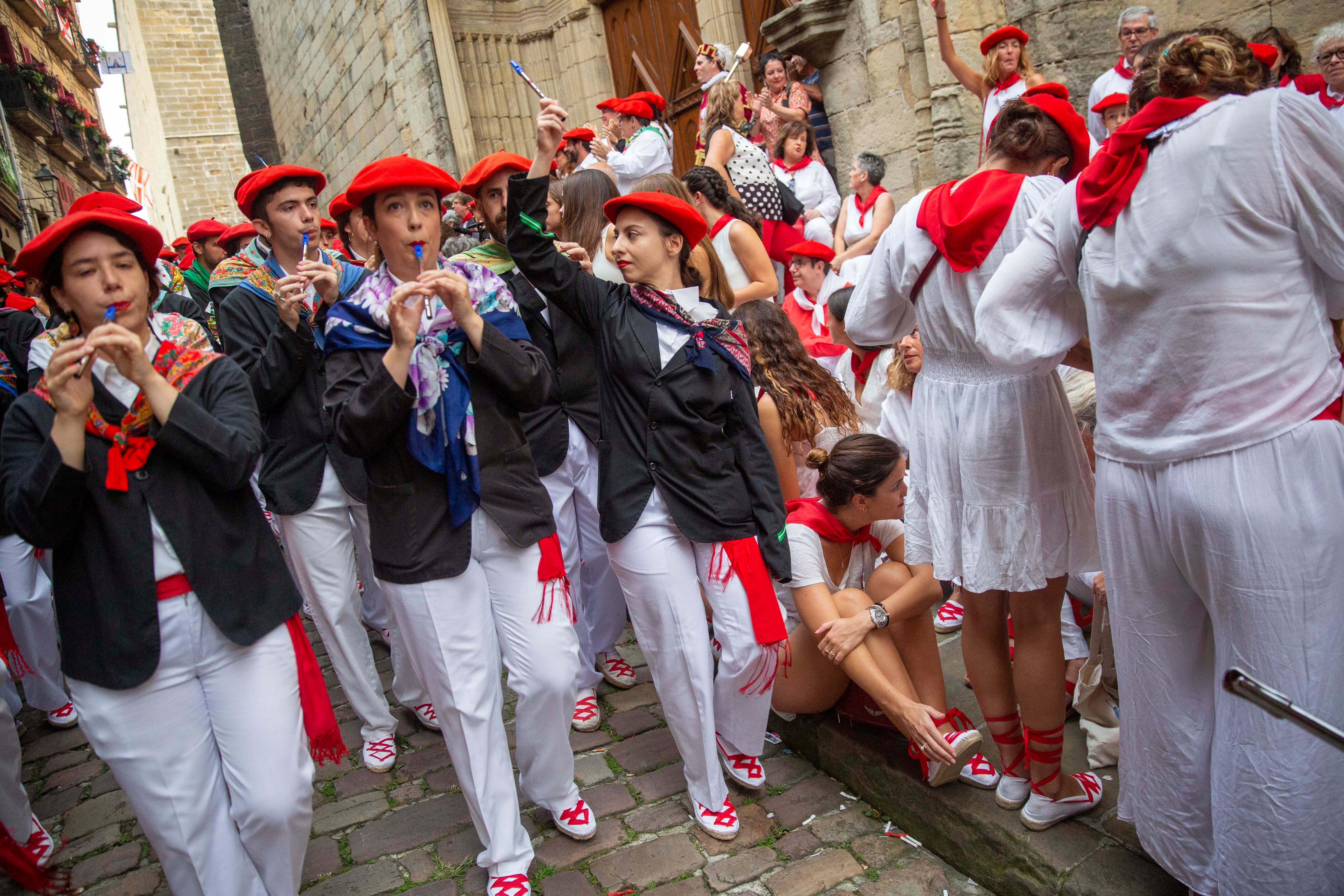 El Alarde mixto e igualitario desfila por las calles de Hondarribia en 2023 junto a ciudadanos que les dan la espalda a su paso.