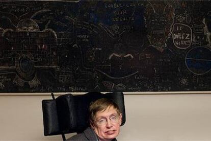 Stephen Hawking, en su despacho de la Universidad de Cambridge en 2005.